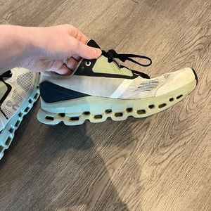 On Cloud Sneakers Size Womens size 9